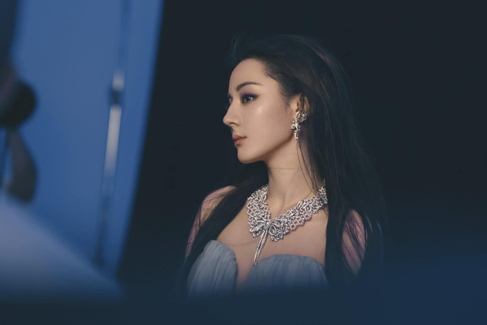 Địch Lệ Nhiệt Ba sở hữu nhan sắc xinh đẹp, quyến rũ