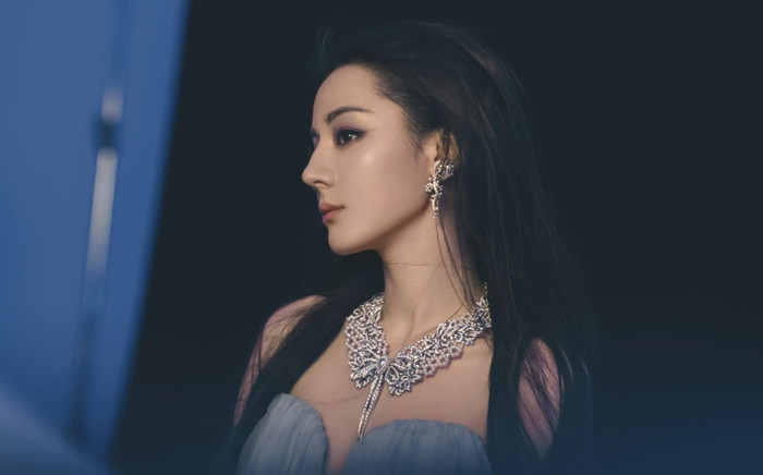 Địch Lệ Nhiệt Ba hiếm hoi hở bạo khoe bikini nhỏ xíu Ảnh 2