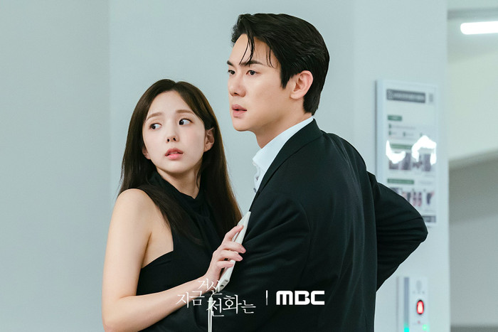 When The Phone Rings nhận về nhiều lời khen mặc dù kịch bản phim cũ.