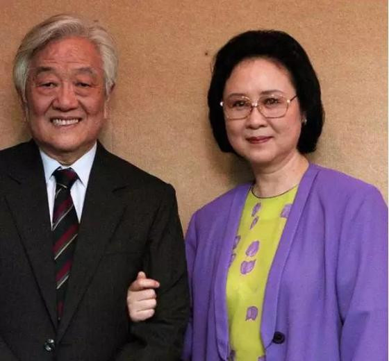 Nhà văn Quỳnh Dao và chồng. 