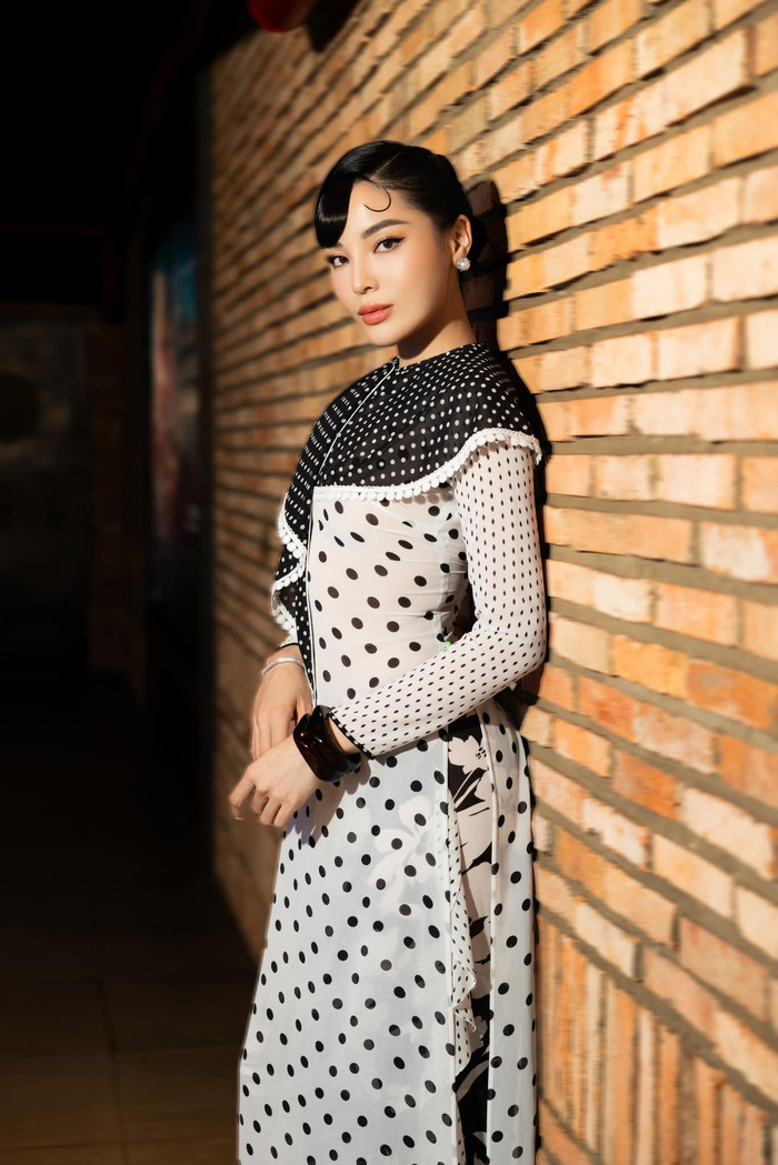 Tạo hình của Hoa hậu Kỳ Duyên tại buổi ra mắt phim Công Tử Bạc Liêu cũng bị chê rối mắt, sến sẩm.