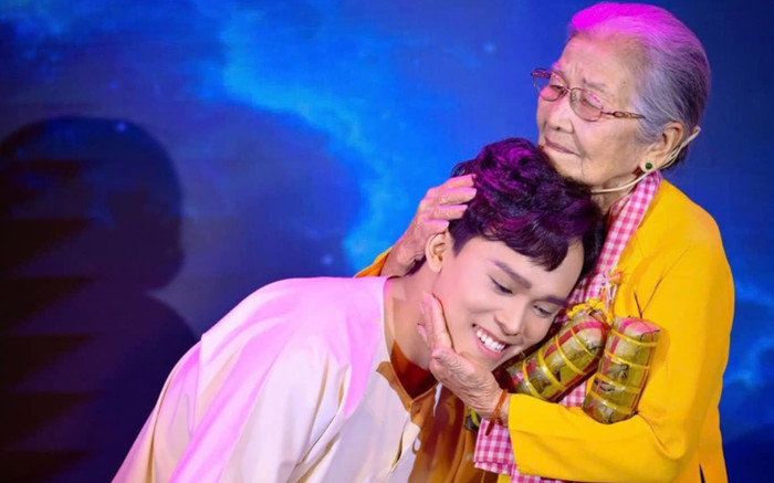 Hồ Văn Cường diện áo bà ba, tái hiện lại ca khúc 8 năm trước gây xúc động Ảnh 2