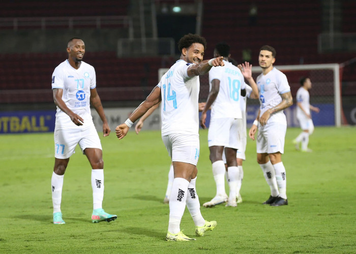 Tiền đạo Nguyễn Xuân Son đã chơi cực hay khi ghi 2 bàn trong ngày Nam Định FC thua đau trước đại diện Thái Lan. Ảnh: CLB Nam Định