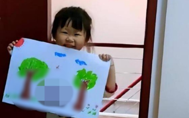 Con gái mang tranh vẽ ở lớp mẫu giáo về tặng, mẹ vừa nhìn thấy liền xua tay từ chối Ảnh 2