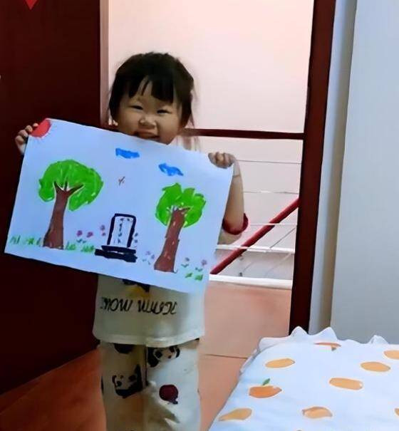 Đáng nói, cô bé lại vẽ bia mộ trên bức tranh rồi đem về tặng mẹ. Điều này khiến người mẹ được phen giật mình thon thót