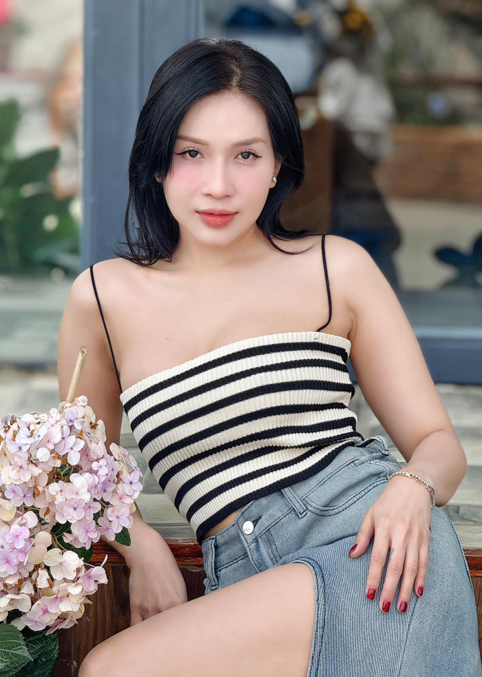 Khả Như ưa chuộng thời trang trẻ trung, cắt xẻ khoe trọn vóc dáng nóng bỏng, gợi cảm. (Ảnh: FBNV)