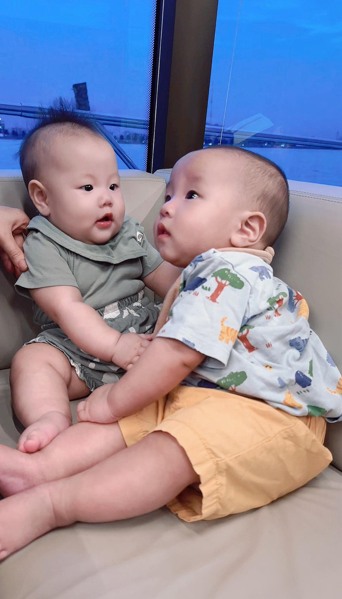 Từ khi sinh con, Phương Oanh ngày càng tích cực đăng ảnh hai nhóc tỳ trên mạng xã hội. Ảnh: FBNV