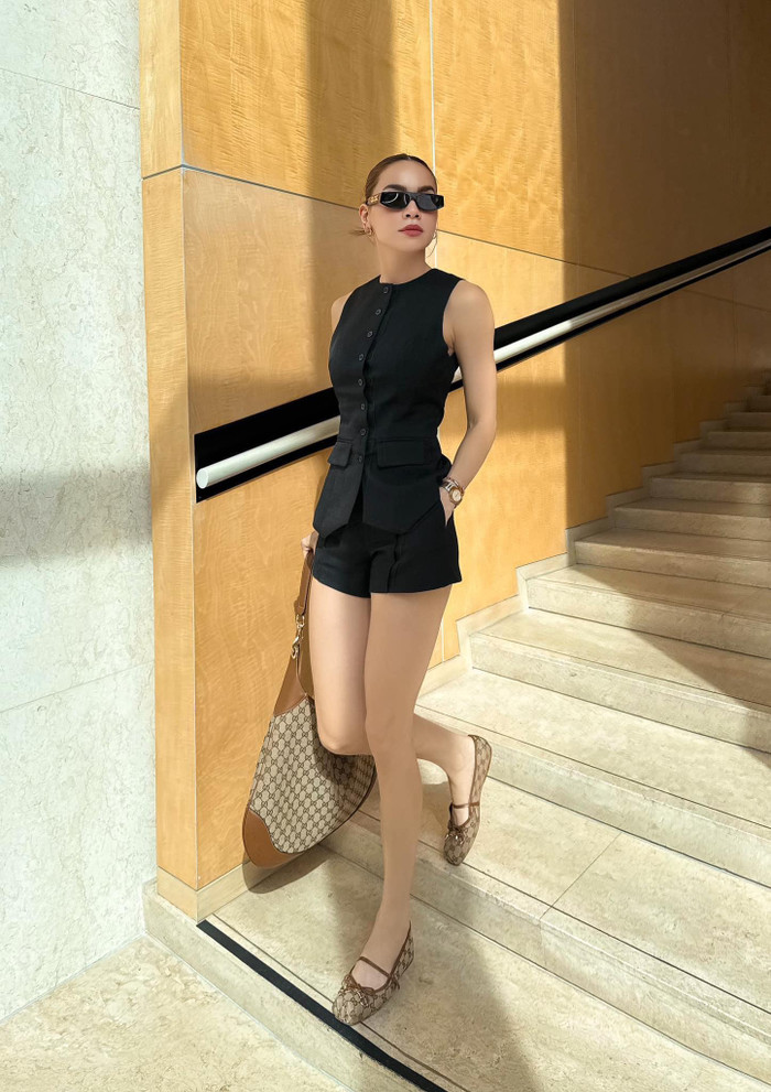 Hồ Ngọc Hà tích cực diện những trang phục tôn lên đôi chân thon dài. Ảnh: FBNV