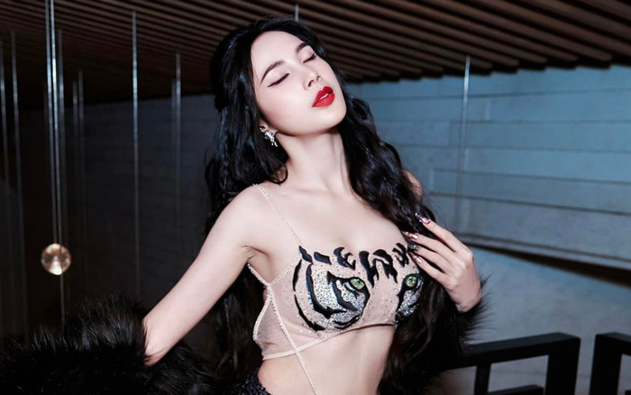 Ca sĩ Thủy Tiên sang chảnh trước khi mặc váy ngủ gây xôn xao Ảnh 2