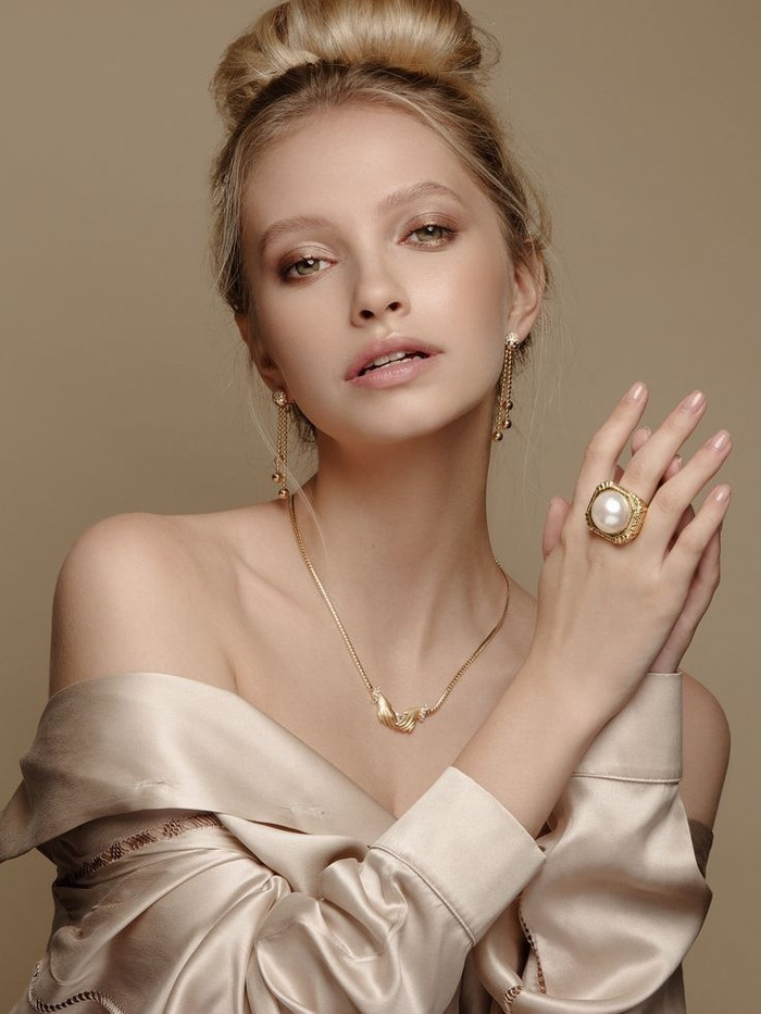 Một món trang sức nhỏ gọn nhưng ý nghĩa như đôi bông tai, vòng tay, hoặc dây chuyền sẽ là lời nhắn gửi yêu thương đặc biệt. Ưu tiên các thiết kế tối giản, phù hợp với phong cách thanh lịch và nhẹ nhàng của mẹ.