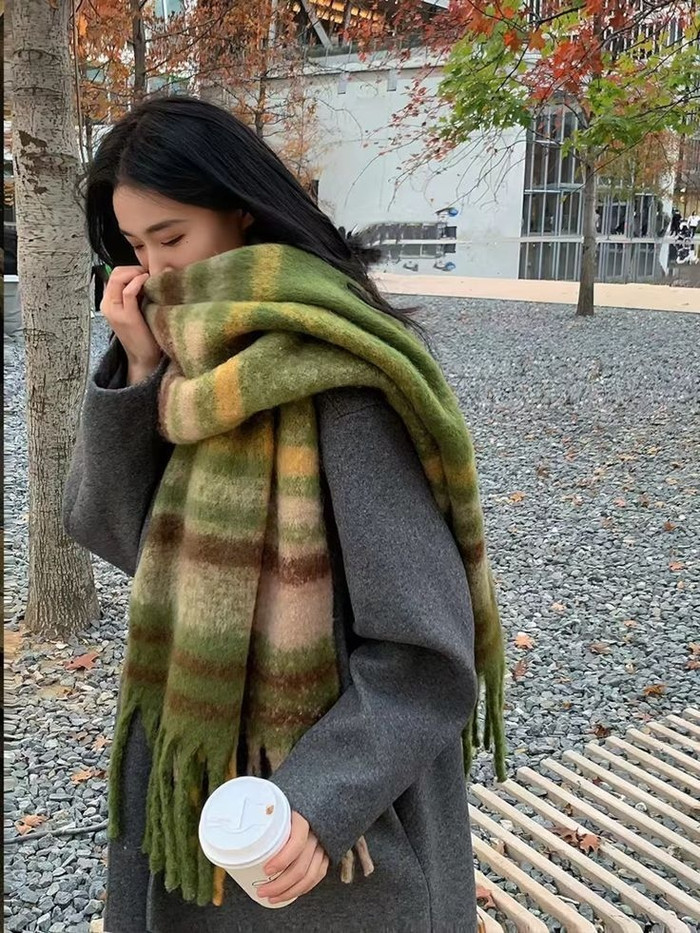 Không gì ấm áp hơn một chiếc khăn choàng len mềm mại trong mùa đông. Với thiết kế đơn giản, màu sắc trung tính, khăn choàng không chỉ giúp giữ ấm mà còn làm mẹ thêm phần quý phái. Đây là món quà dễ kết hợp với mọi trang phục, phù hợp cho cả khi đi làm hay dạo phố.