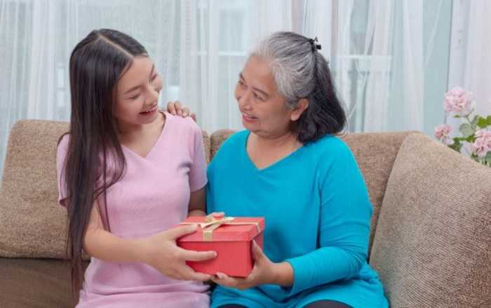 5 món quà thời trang vừa thiết thực vừa đẹp tặng mẹ dịp Giáng sinh Ảnh 2