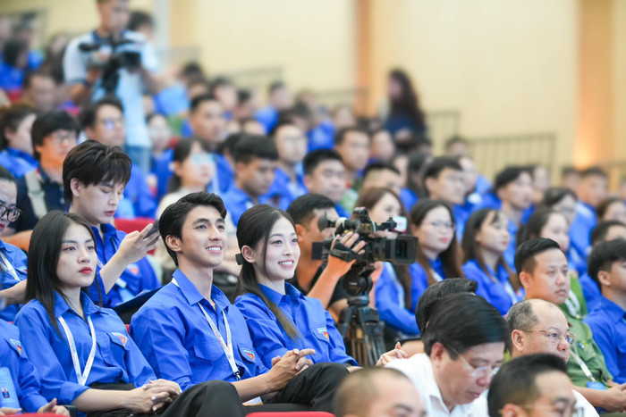 Bình An và Phương Nga mặc áo đoàn, tham gia Đại Hội Hội Liên Hiệp Thanh Niên TP Hà Nội. Ảnh: FBNV