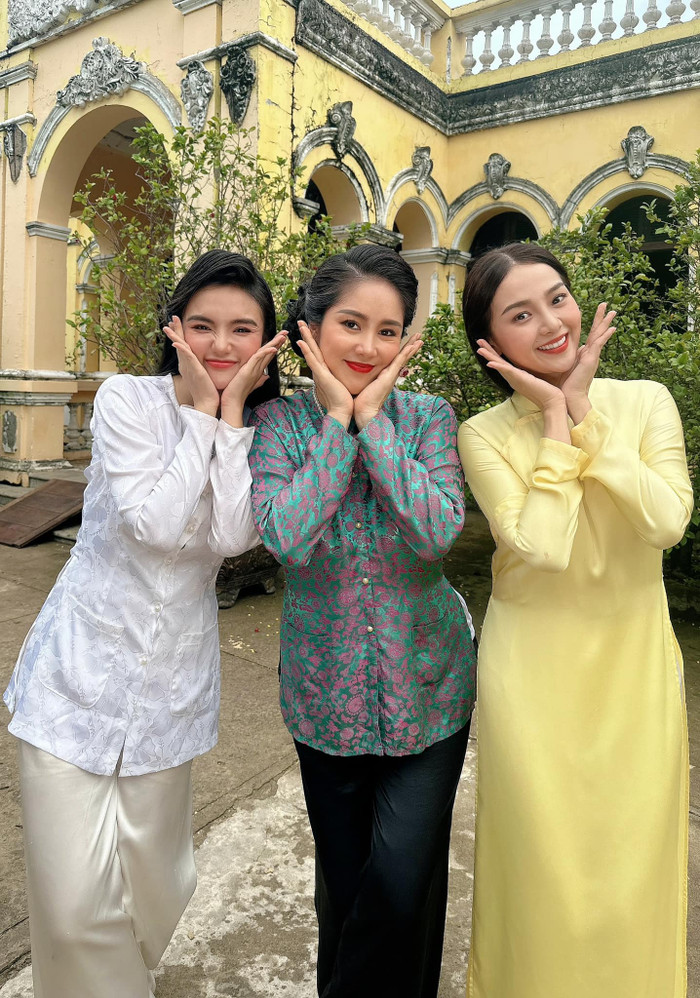Lê Phương chia sẻ ảnh hậu trường cùng Yeye Nhật Hạ và Tam Triều Dâng. (Ảnh FBNV)