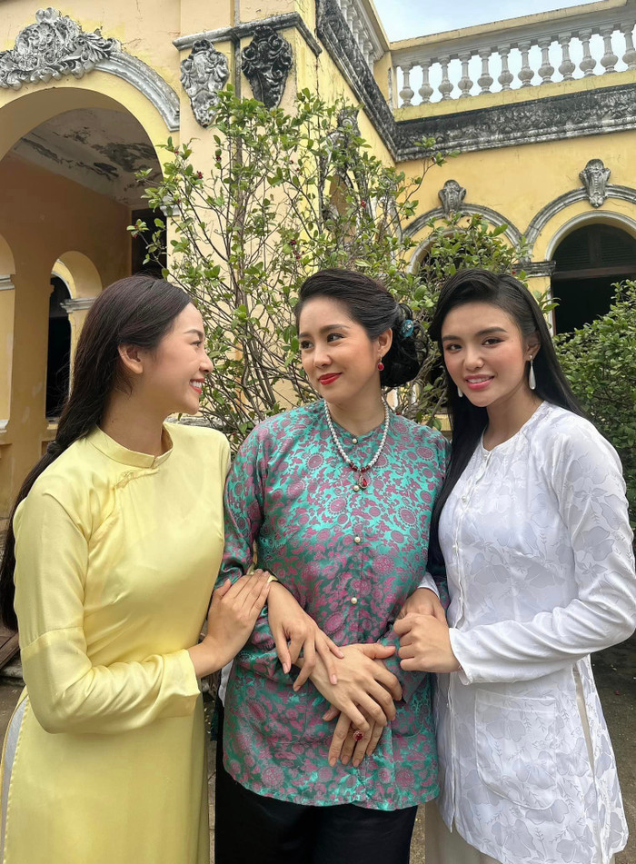 Ngoài đời, dàn diễn viên phim Tham Vọng Giàu Sang thân thiết, vui vẻ chụp ảnh cùng nhau. (Ảnh FBNV)