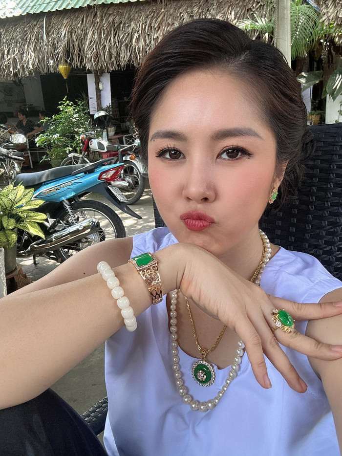 Lê Phường đầu tư sắm đạo cụ khi đóng vai giàu sang. (Ảnh FBNV)