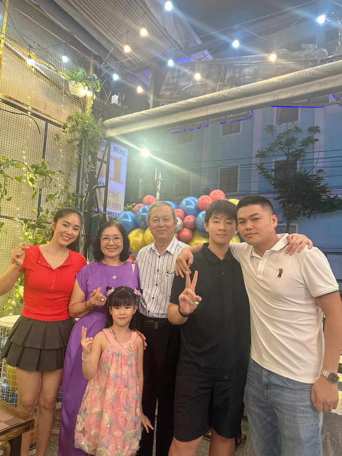 Lê Phương cùng gia đình mừng sinh nhật của ba. (Ảnh FBNV)