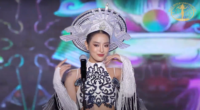 Á hậu Bùi Khánh Linh bừng sáng tại phần thi National Costume tại Miss Intercontinental 2024.