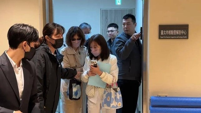 Con trai nhà văn Quỳnh Dao cùng người thân đến nhận thi thể của bà. (Ảnh Tổng hợp)