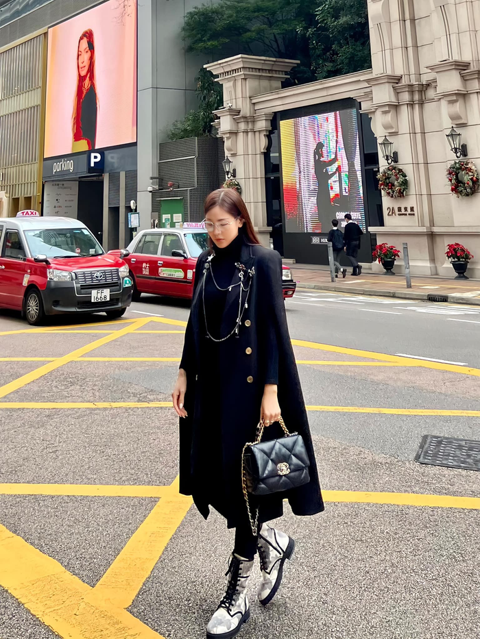 Quế Vân bán bớt túi hiệu để kiếm tiền trang trải cho công việc làm ăn. 