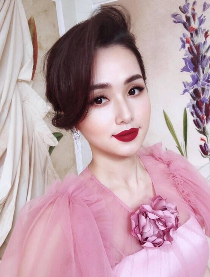 Sống mũi của Tâm Tít cũng được khen thon gọn, thanh thoát hơn xưa. (Ảnh FBNV)