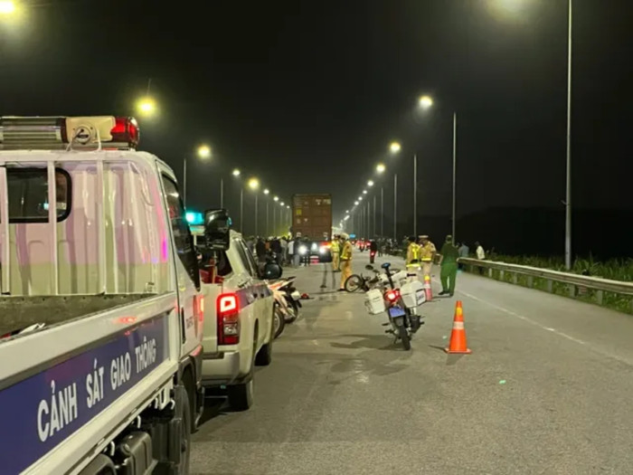 Lực lượng chức năng có mặt tại hiện trường tai nạn để làm rõ nguyên nhân. Ảnh: PLO.