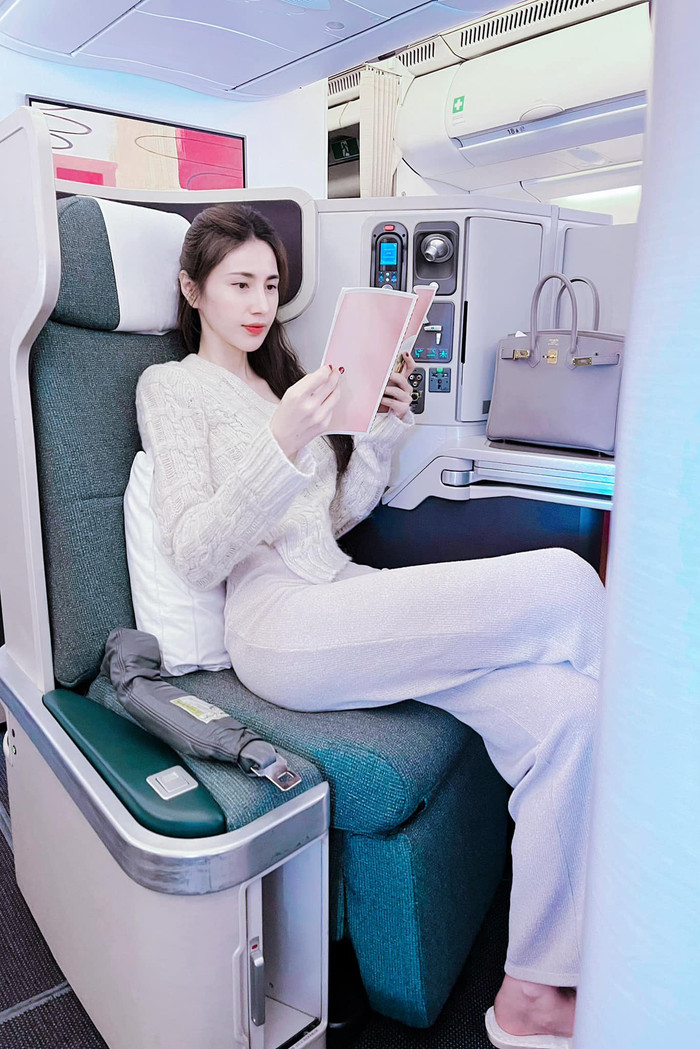 Thủy Tiên còn sở hữu thêm nhiều mẫu túi thuộc dòng Birkin với giá nửa tỷ đồng.