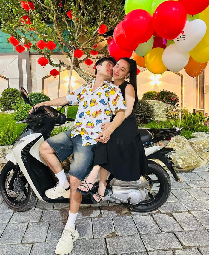 Vợ chồng Lê Dương Bảo Lâm trong biệt thự hoàn thành hồi cuối năm 2023. (Ảnh FBNV)