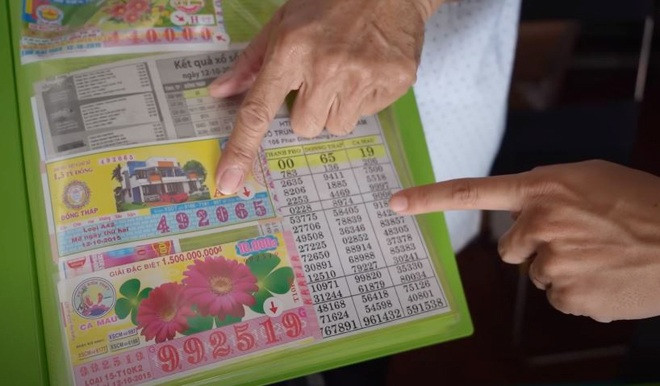 Những tờ vé số đẹp được ông Đức cất giữ trong cuốn album.