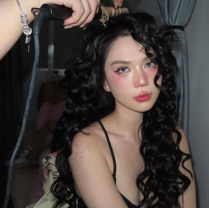 Để tăng phần trẻ trung, Ngọc Trinh áp dụng kỹ thuật đánh son bóng, đánh mắt nhũ bắt sáng.