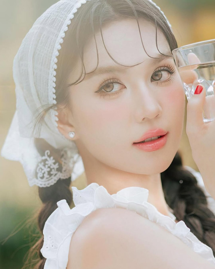 Ngọc Trinh ưa chuộng lớp kem nền mỏng nhẹ, tệp màu da thật.