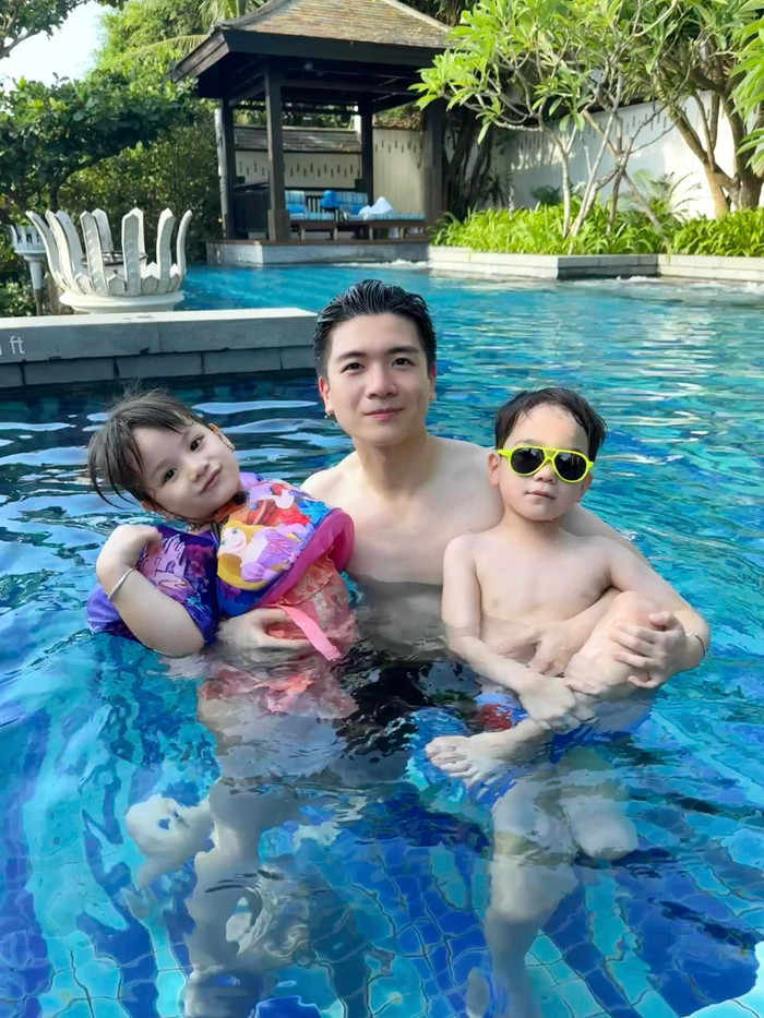 Anh chồng Đỗ Mỹ Linh có cách chăm con rất khéo. 