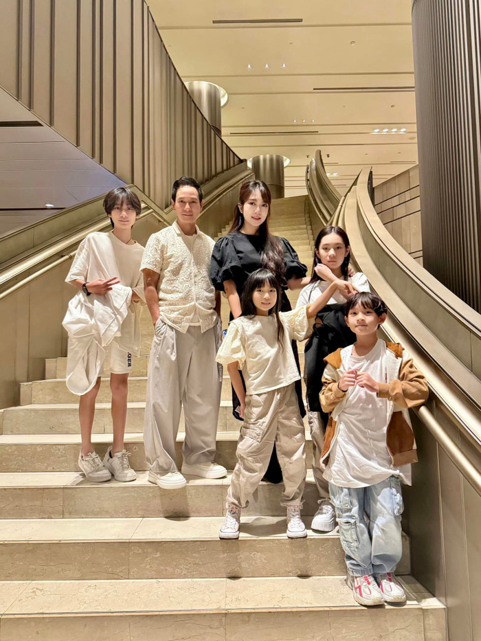 Hơn 1 thập kỉ bên nhau, vợ chồng Lý Hải - Minh Hà có cuộc sống hạnh phúc bên cạnh các con. (Ảnh: FBNV)