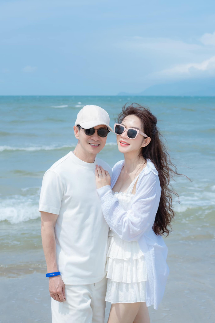 Không chỉ sở hữu nhan sắc xinh đẹp, học vấn tốt mà Minh Hà còn là 'cánh tay phải' đắc lực, hỗ trợ Lý Hải phát triển sự nghiệp. (Ảnh: FBNV)