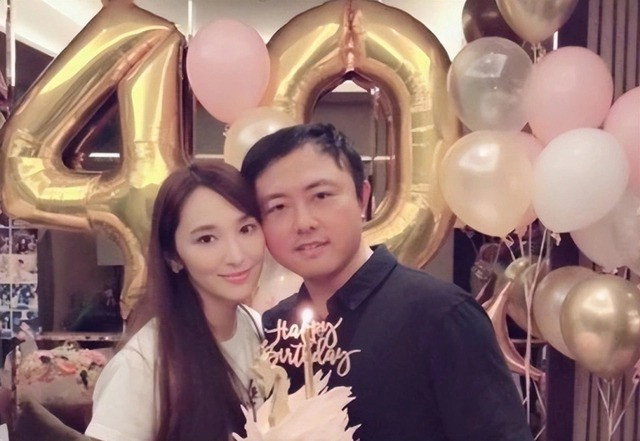 Xôn xao chuyện bạn trai của nữ người mẫu Ngô Bội Từ đang bị truy nã toàn cầu. 