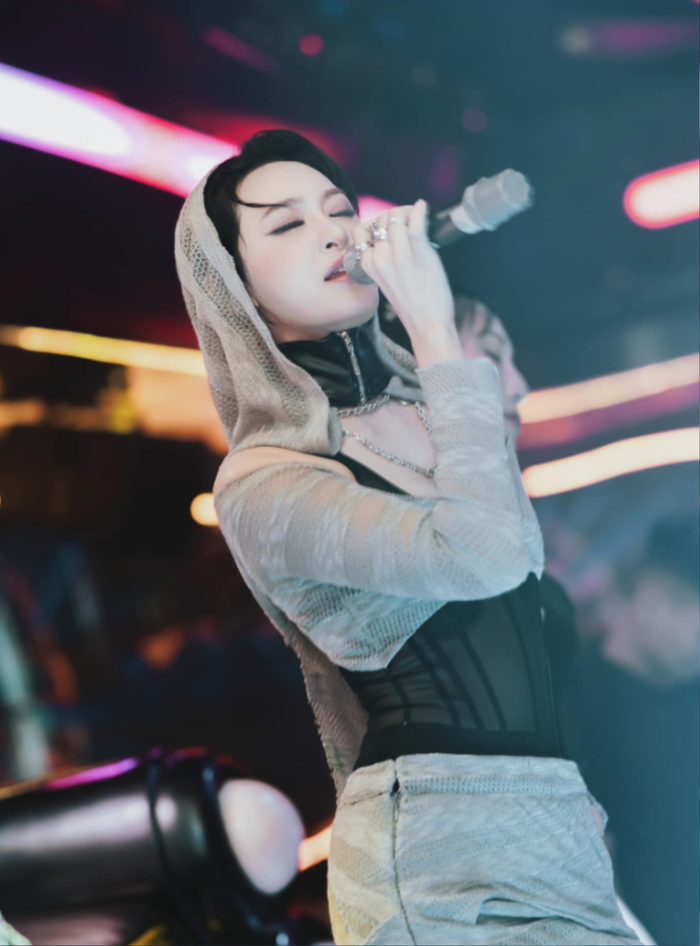 Hiền Hồ ở hiện tại chỉ đi diễn quán bar, hiếm khi xuất hiện trên các sân khấu ca nhạc lớn.