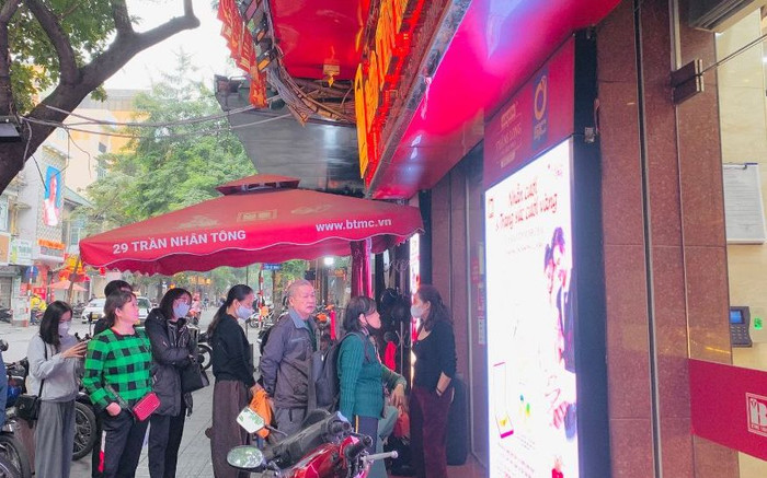Mua vàng nhẫn chưa bao giờ khó đến thế: Khách đến cửa hàng chờ đợi rồi lại thất vọng ra về Ảnh 2