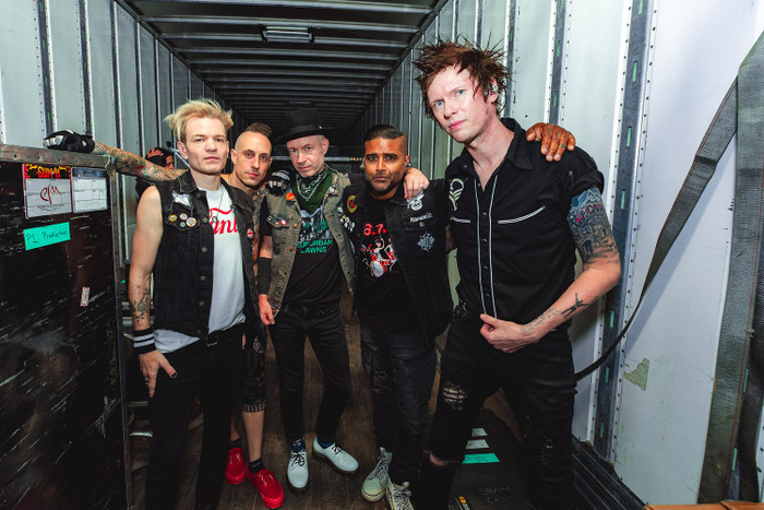 Nhóm nhạc nổi tiếng hủy toàn bộ chuyến lưu diễn vì ca sĩ chính bị viêm phổi Ảnh 1