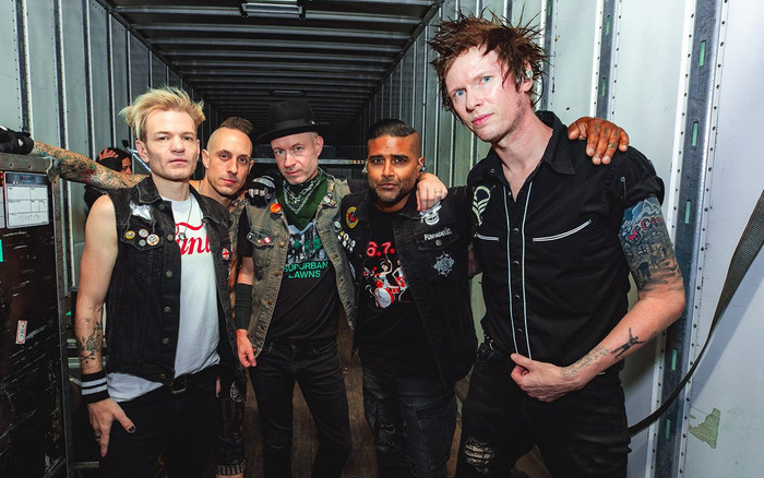 Nhóm nhạc nổi tiếng hủy toàn bộ chuyến lưu diễn vì ca sĩ chính bị viêm phổi Ảnh 2