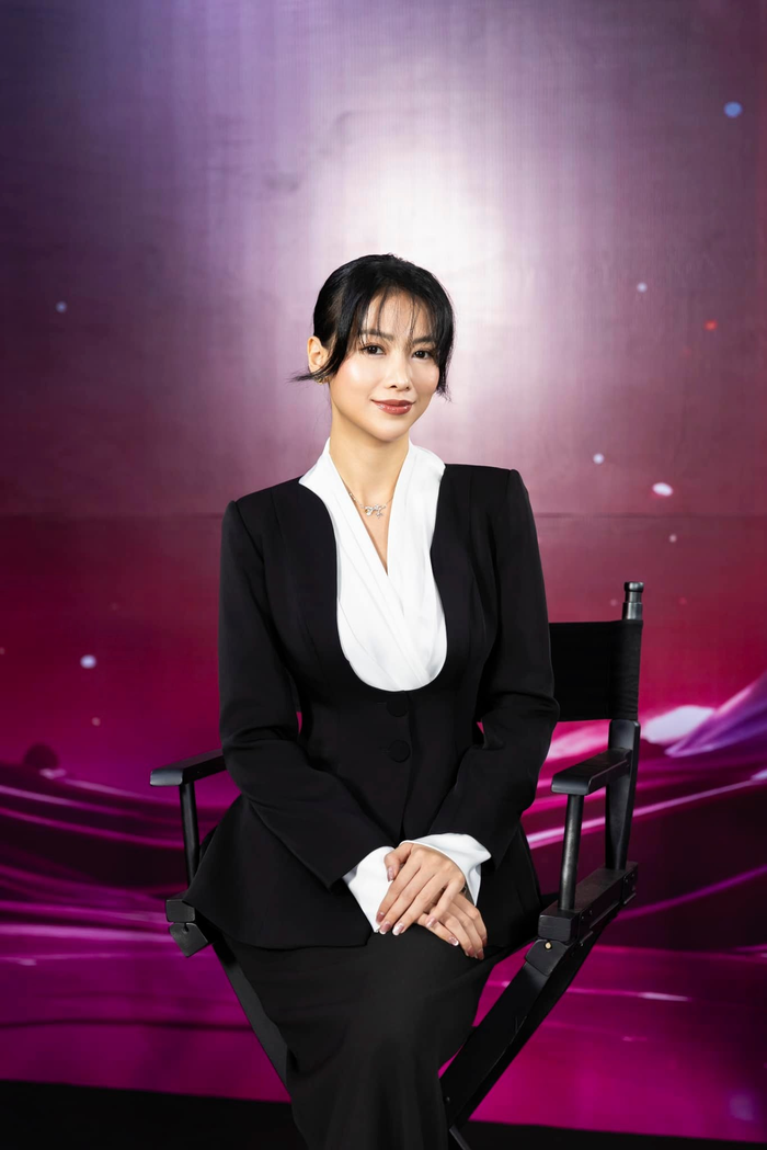 Ngồi cùng ghế giám khảo với Mai Ngô, Hoa hậu Phương Khánh cũng khiến nhiều người tò mò khi hiếm hoi xuất hiện trong một chương trình về sắc đẹp hay giải trí. Chia sẻ về điều này, Miss Earth 2018 cho biết: “Chủ yếu thì mình cảm thấy cuộc thi phù hợp với hình ảnh của mình, một phần còn lại là phải phù hợp với lịch trình cá nhân. Mọi người cũng đã biết Khánh rất đam mê trong lĩnh vực thêu tranh, cho nên thời gian chủ yếu mình đã dành cho sáng tạo về mảng tranh ảnh và mong mọi người sẽ ủng hộ hành trình này của Khánh.”.