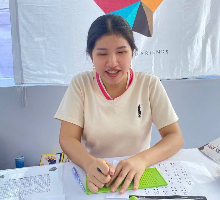 Hải Anh từng có một tuổi thơ cơ cực, bị chế giễu vì mắt không thấy gì.