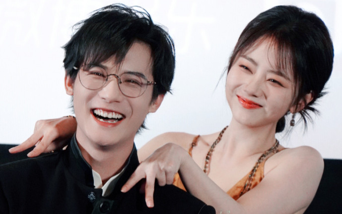 Đàm Tùng Vận tình tứ bên 'bạn trai' kém 3 tuổi, đẹp đôi thế nào mà dân tình đòi cưới gấp? Ảnh 2