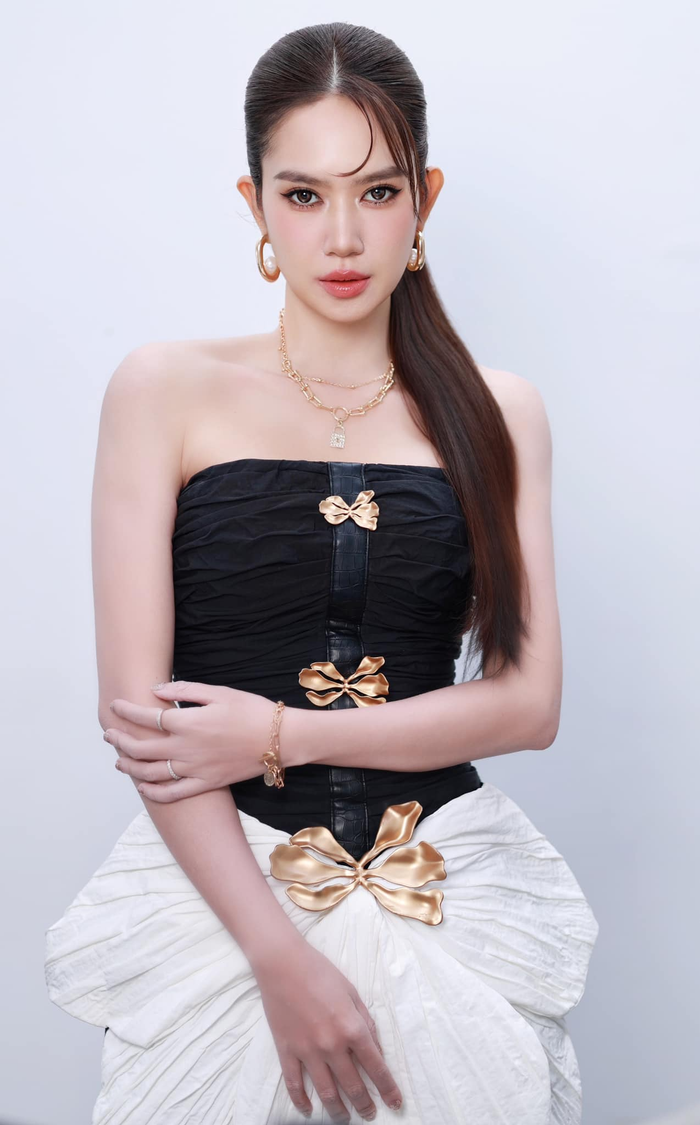 Vợ Lý Hải - hot girl Minh Hà khiến khán giả không nhận ra trong sự kiện ra mắt phim của ông xã. 