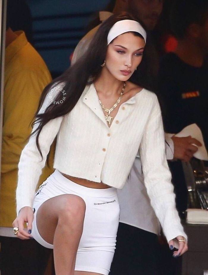 Cardigan đang chiếm lĩnh thị trường thời trang trong những năm gần đây. Bella Hadid cũng là một trong những tín đồ mê mẩn items này. Cô nàng phối áo cardigan kem kết hợp với quần ôm bó sát. Người đẹp gây ấn tượng với lớp trang điểm sắc sảo kèm với turban cài tóc 'ton-sur-ton' và phụ kiện bản to. 