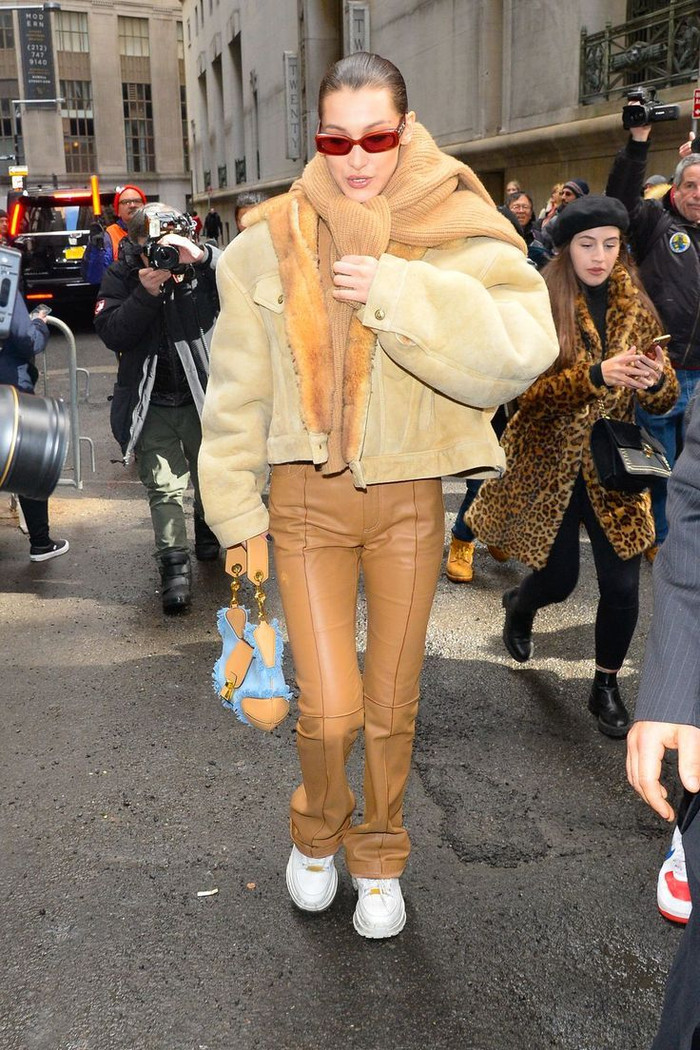 Bella Hadid đang một trong những 'it girl' đẫn đầu các xu hướng tại địa hạt thời trang thế giới với màn 'hồi sinh' phong cách Y2K đầy ngoạn mục từ những món đồ từ thời 'cổ lỗ sỉ' như quần ống loe jean, chiếc áo cardigan ngắn củn cỡn lạnh bụng.