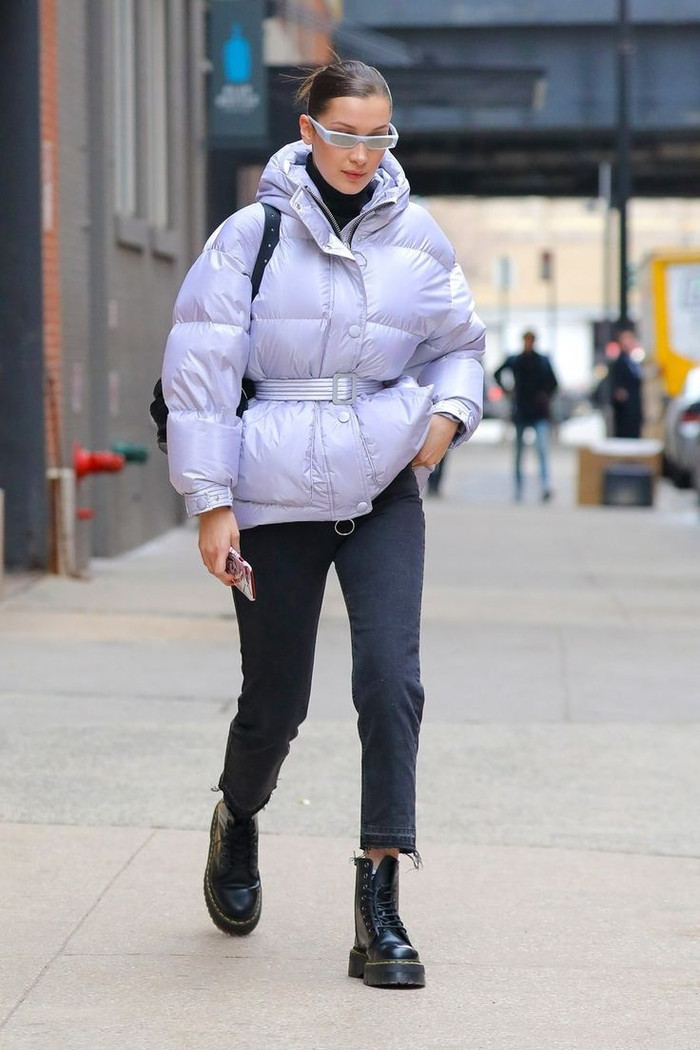 Chưa dừng lại ở phong cách thập niên 2000, mọi hình ảnh Bella thả dáng trên phố đều góp công gợi ý cho các cô gái cách xây dựng tủ đồ cho riêng mình. Nhân dịp mùa đông đến, cùng nhìn ngắm những bộ cánh mà nàng người mẫu chọn lựa để xuống phố. 