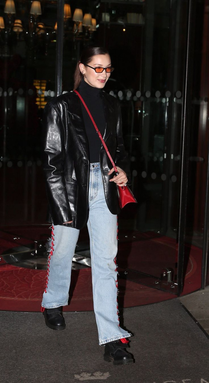 Áo blazer da nằm trong danh sách lựa chọn an toàn ở mọi mùa trong năm, nhưng mùa đông có thể là thời điểm thích hợp nhất để bạn có thể diện vì vừa có tạo dược độ ấm cùng sự thời thượng. Bella diện thêm áo thun cổ lọ cùng quần jeans và túi xách đỏ. 