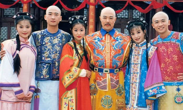 Đằng sau Hoàn Châu Cách Cách là hàng loạt câu chuyện thị phi.