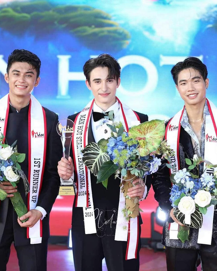 Đại diện Việt Nam (bìa phải) bên cạnh Nam vương và Á vương 1. 