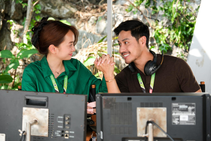 Gần đây nhất, Thanh Sơn gây chú ý khi đăng ảnh bên Kaity Nguyễn để quảng bá phim với câu nói đầy ẩn ý: 'Xin chào, tôi là Vũ người yêu em An, còn người kia thì… kệ đi. Dù chuyện gì xảy ra, Vũ xin thề chỉ yêu mình em thôi nhé'. Trong một khoảnh khắc hậu trường khác, cả hai còn có cái nắm tay đầy tình tứ. (Ảnh: Sưu tầm)